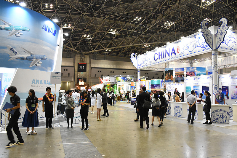 日本各地の観光局、海外の各国政府観光局、旅行会社、航空会社などがブースを展開