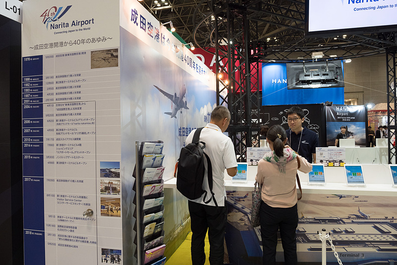 空港カウンターやサイネージなどをイメージしたブースで、成田空港開港40周年をアピール