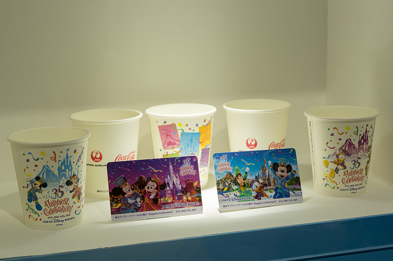 「JAL セレブレーションエクスプレス」の機内で使われている紙コップなど