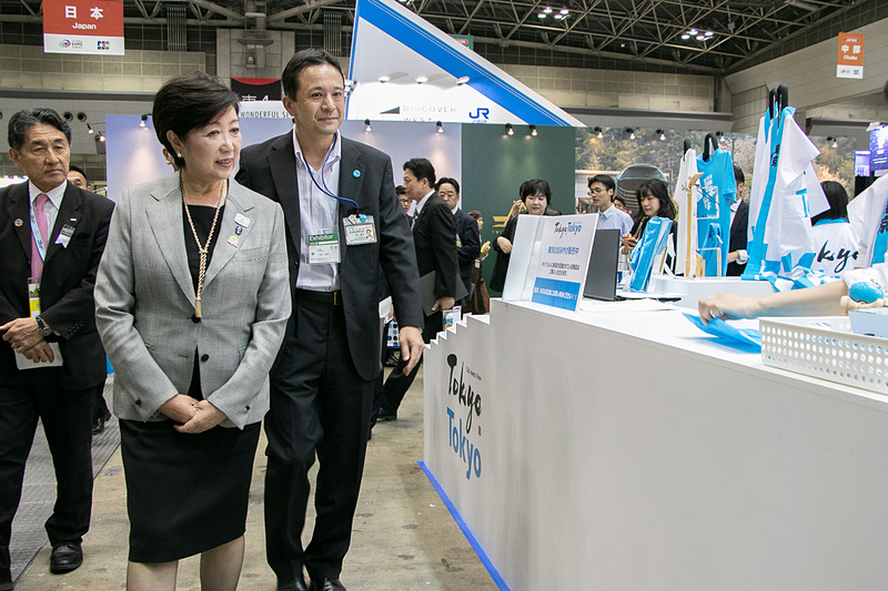 東京都のブースを見学する小池都知事