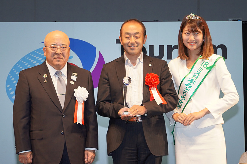 大賞は豪雪地域のDMO「雪国観光圏」による「真白き世界に隠された知恵に出会う」。左から一般社団法人日本旅行業協会 会長 田川博己氏、一般社団法人雪国観光圏 代表理事 井口智裕氏、ツーリズムEXPOジャパン2018 広報アンバサダーで、2018ミス日本みどりの女神の竹川智世さん