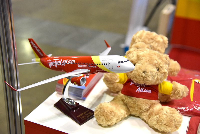 抽選会でプレゼントされるぬいぐるみたちがデコレーションされている