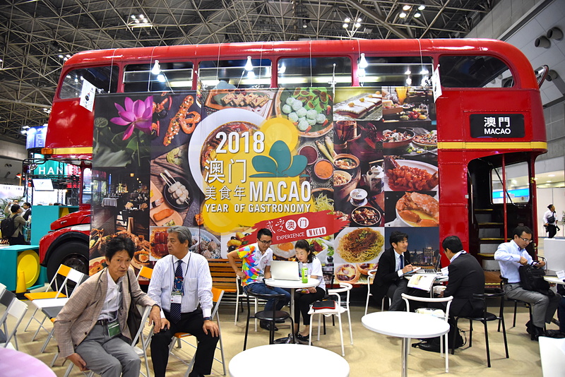 実際に使われていた二階建てバスには食文化をフォーカスした巨大なデコレーションを施している