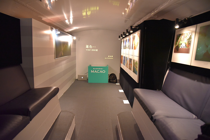ルートマスターの車内ではマカオの今を感じられる写真展が開催されている