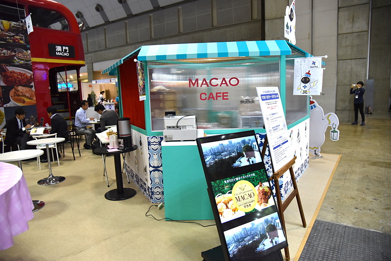 実際の広場のまわりには屋台があることを反映して「マカオ・カフェ」をオープン