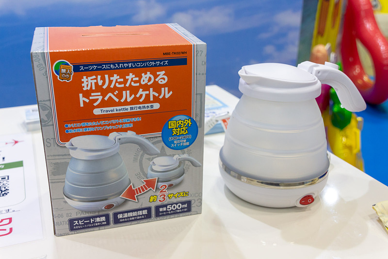 アンケートに答えると景品が当たる抽選券がもらえる。折りたためるケトルが大当たりの景品