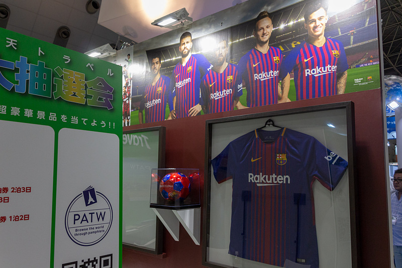 抽選会で用意されている景品はとても豪華。隣にはスポンサー協力しているFCバルセロナのユニフォームが飾られている