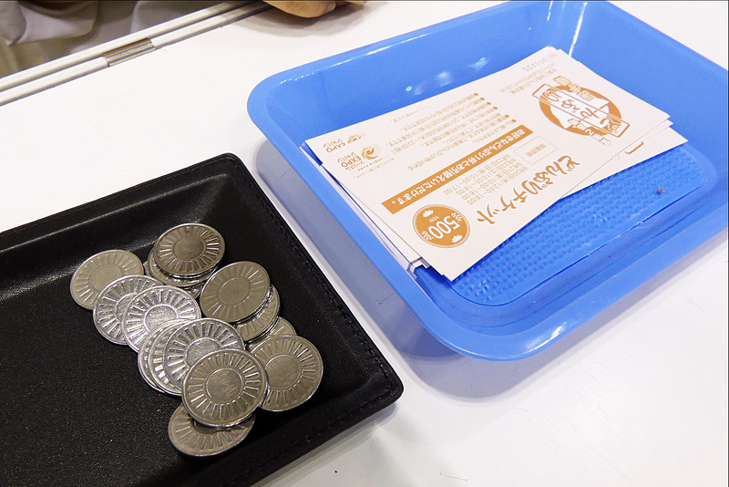 どんぶりは1杯500円。引き換えチケットと一緒に1人1枚コインが渡されます