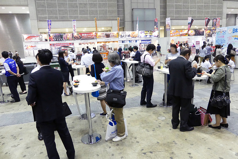 テーブルが用意されていて立食となります