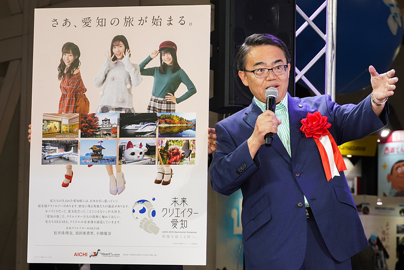 新ポスターを披露する大村秀章 愛知県知事