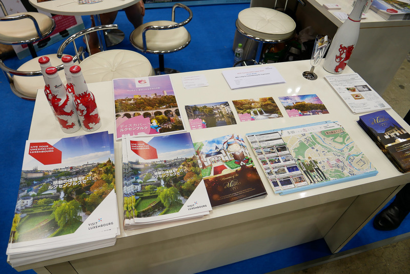 観光地やツアー情報などを掲載したパンフレットも多数用意している
