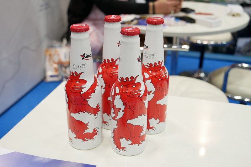 写真映えする鮮やかなデザインの地ビールのボトルも置かれている