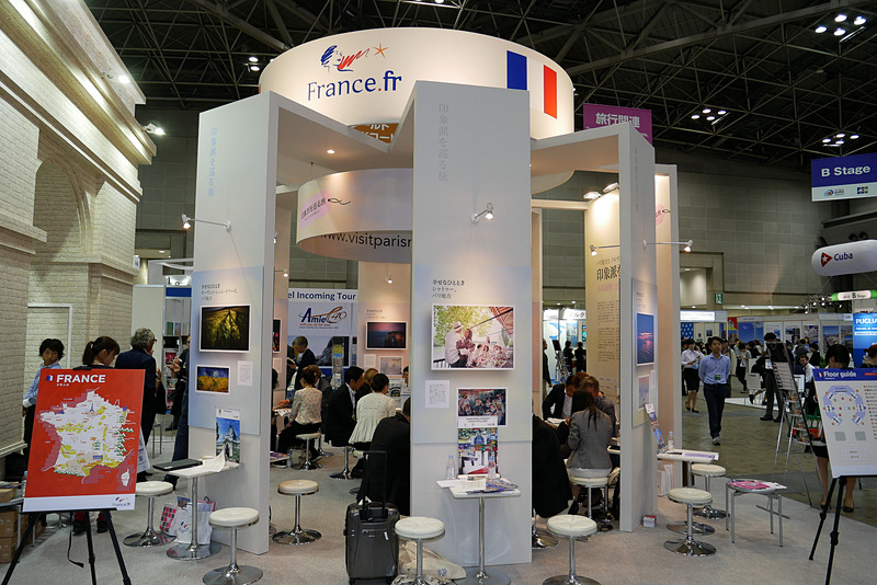 セミナーコーナーの後方エリアでは、「印象派を巡る旅」と題した写真展を展開