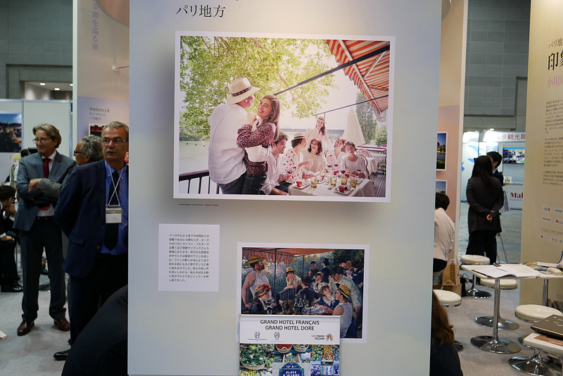 写真家の小川康博氏が、実際に絵画のモチーフとなったフランス各地域へ足を運び、その絵画を再現するように撮影した写真を展示