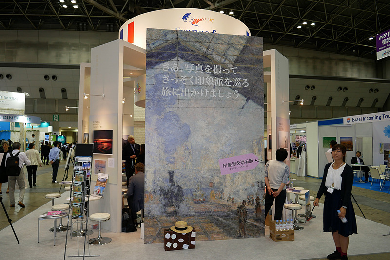 絵画をバックに、インスタ映えする写真を撮影するコーナーも用意