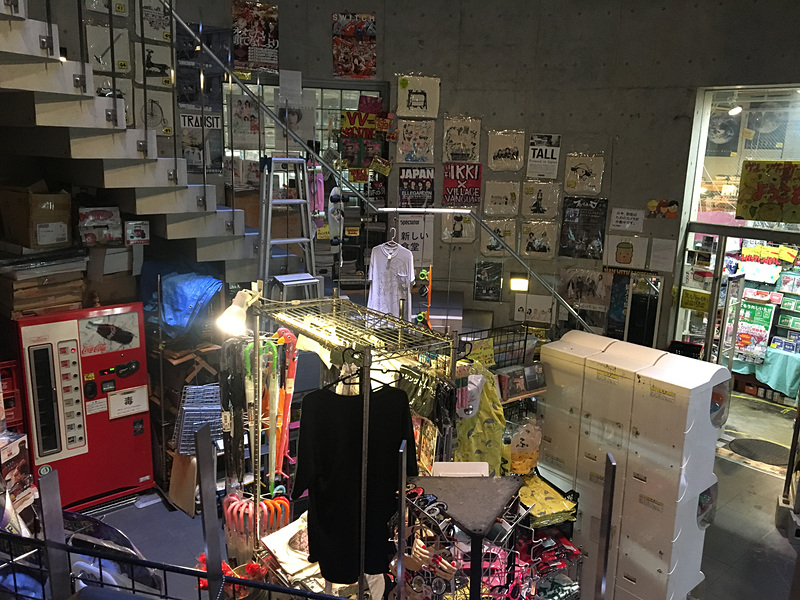 螺旋階段がよい感じの店内