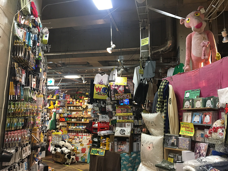 かわいい雑貨と本がミックスされたおもちゃ箱のような空間