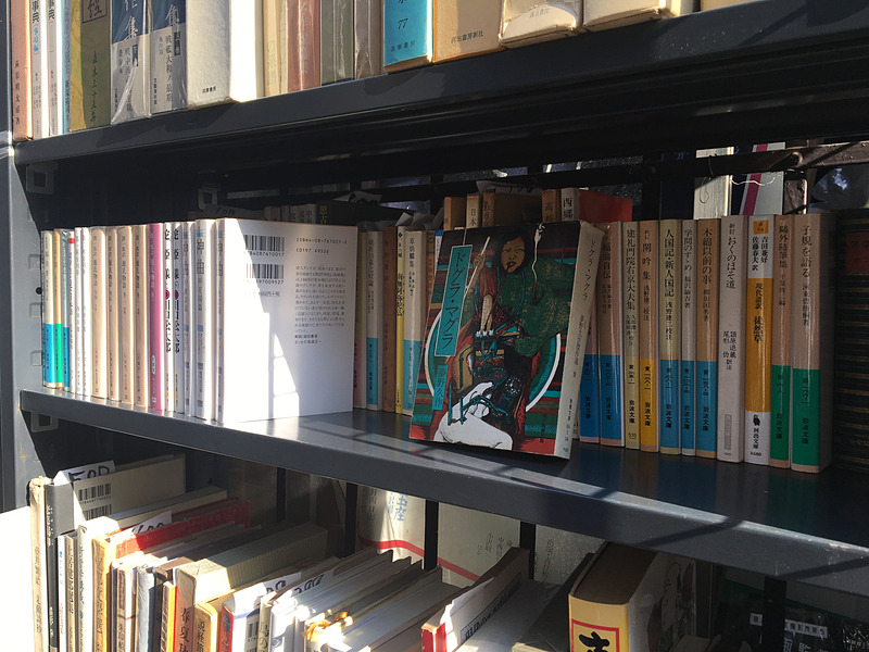 外の本棚の文庫コーナー