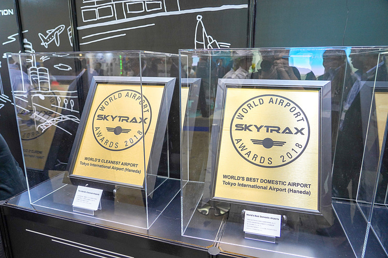 2018年に獲得したSKYTRAXのアワードの盾も展示している