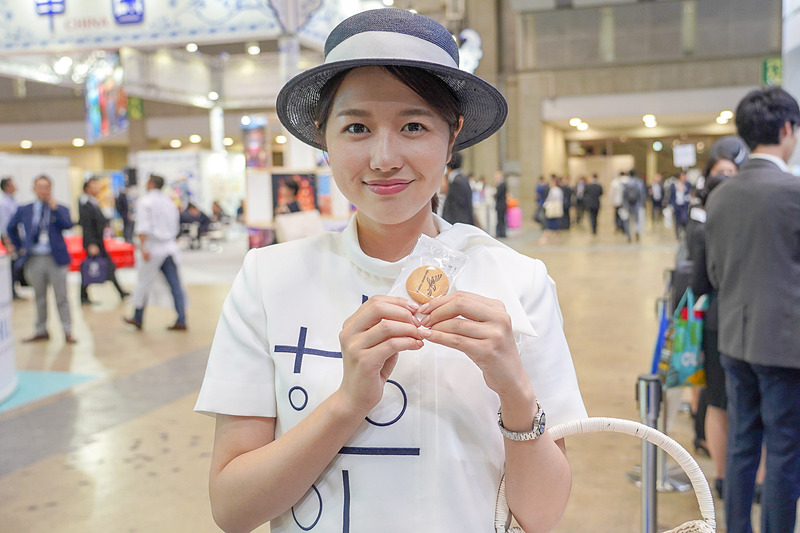 羽田空港のブースでは、クイズとアンケートに答えることで、羽田空港特製のグッズがもらえるツアーを行なっている