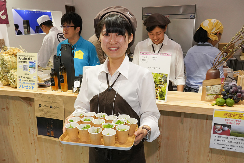 カットサラダの試食