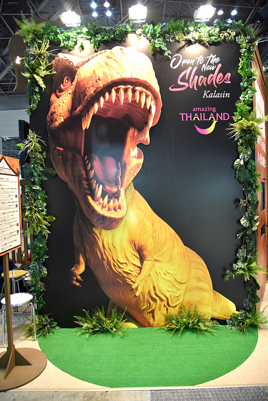 今にも飛び出してきそうな恐竜と笑顔で写真を撮ろう