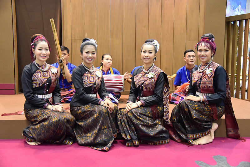 カラシン舞踊団のダンスや写真撮影が楽しめる