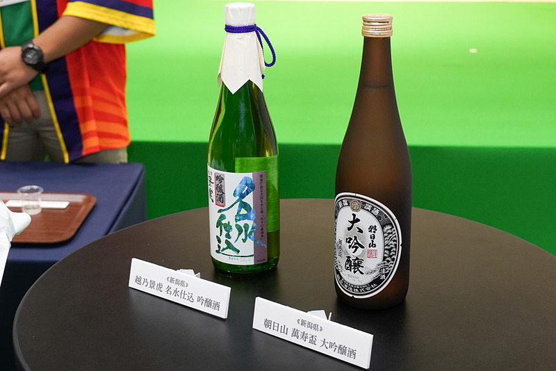取材中に試飲があった日本酒。越乃景虎と朝日山。どちらも新潟のお酒