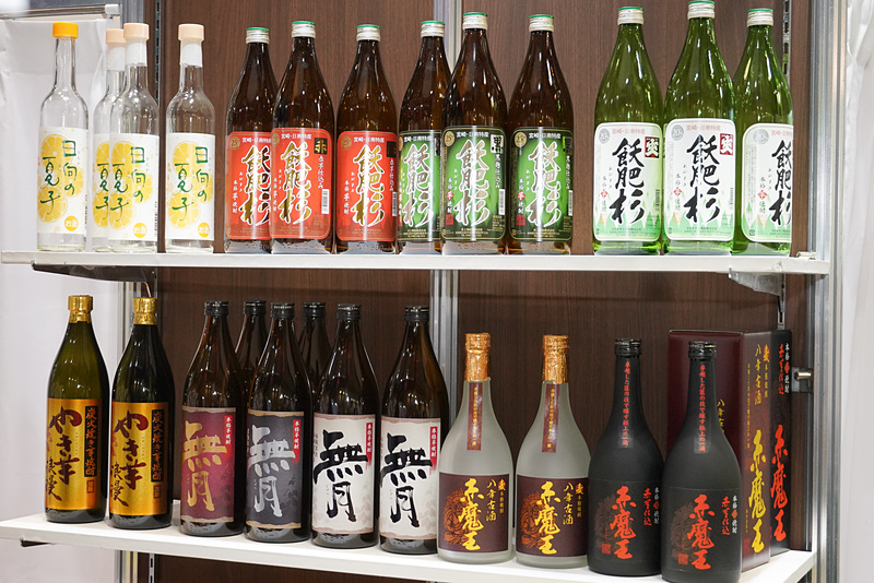 上段が井上酒造で櫻の郷酒造の製品。日向の夏子は焼酎に日向夏果汁入り。飫肥杉と無月は芋焼酎