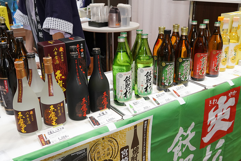 櫻の郷酒造 赤魔王は麦焼酎。手前は8年古酒