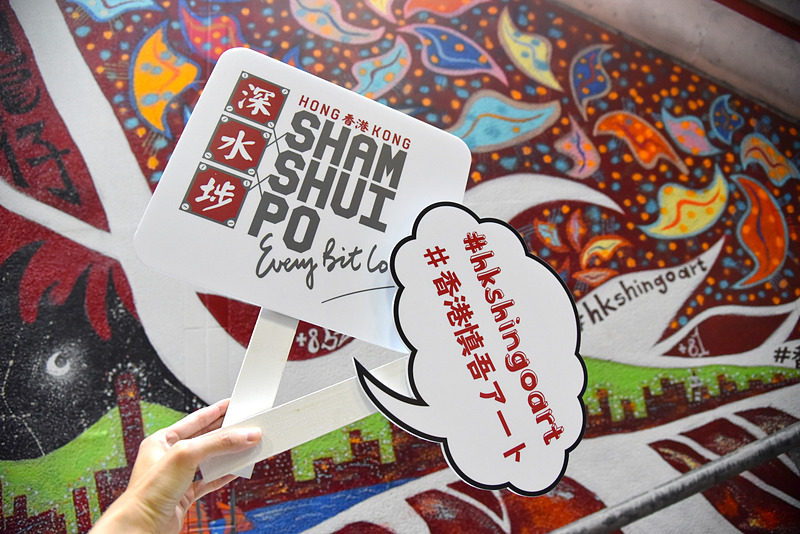 香港政府観光局のブースで香取慎吾さんが今年3月に描き上げた「大きなお口の龍の子（大口龍仔）」のレプリカと一緒にパチリ