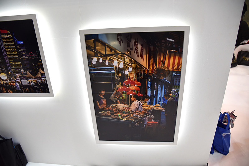 ブースで天井高めに設定されたブースでシックなたたずまいを見せるランプ。実は香港にはなじみ深い製品。街で見かけるスタンダードな使用風景も展示