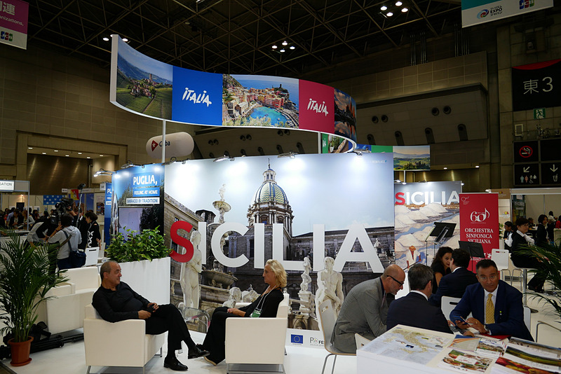 ブース周囲には、イタリアの人気観光地の紹介コーナーが用意され、それぞれの魅力を紹介している