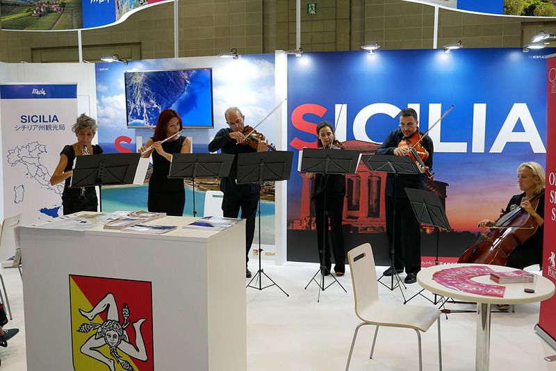 シチリアコーナーでは、イタリアにまつわる楽曲を演奏する管弦楽ミニコンサートを毎日数回開催する予定だ