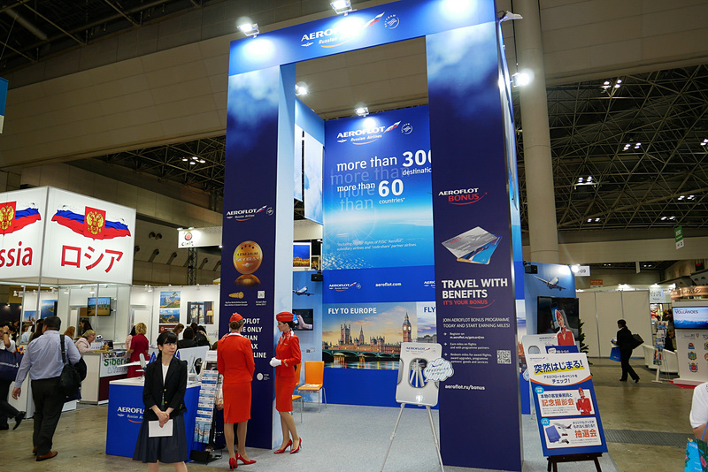 コーポレートカラーのブルーが基調のアエロフロートブース