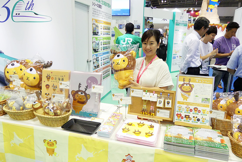 大人気の北海道観光PRキャラクター「キュンちゃん」グッズ販売コーナー