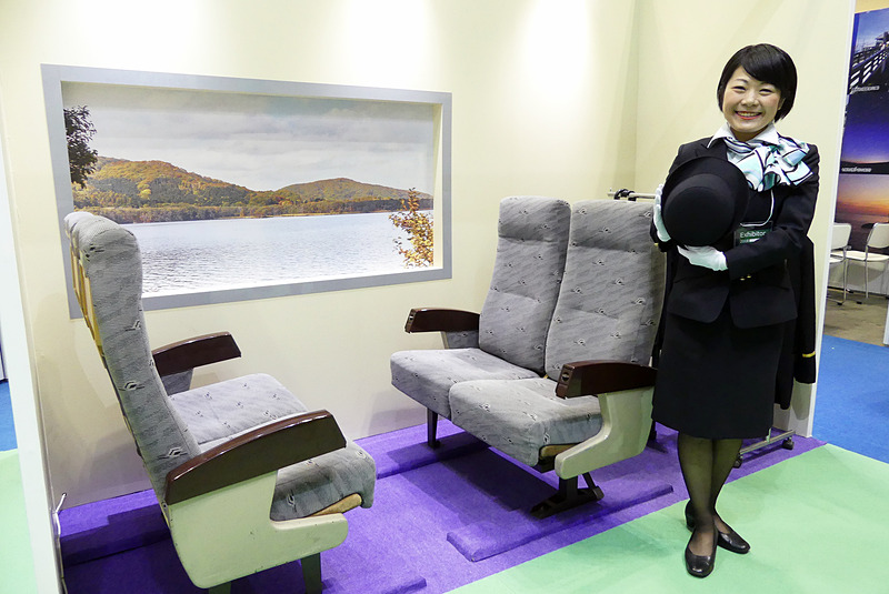 本物の座席。車窓の景色は大沼国定公園だそうです