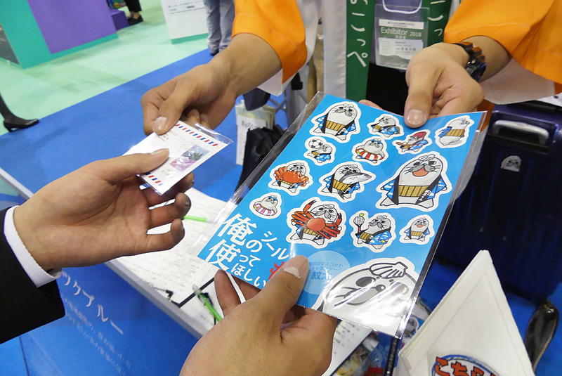 アンケートに答えるとクジで紋別のマスコットキャラクター「紋太くん」のシールなどが当たります