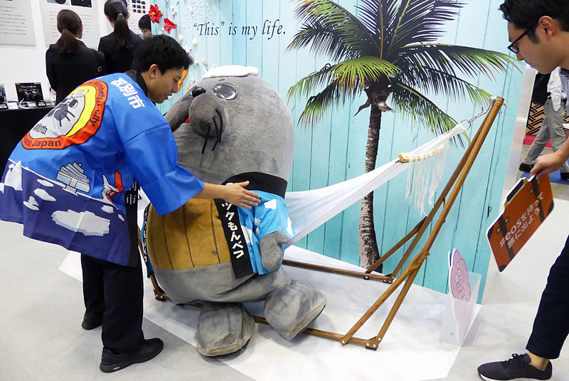 おまけ。斜め向かいのキヤノンブースに遊びにきていた紋太くん。ハンモックに乗って写真を撮りたかったけれど、バランスを崩して起き上がれず助けてもらう事態に