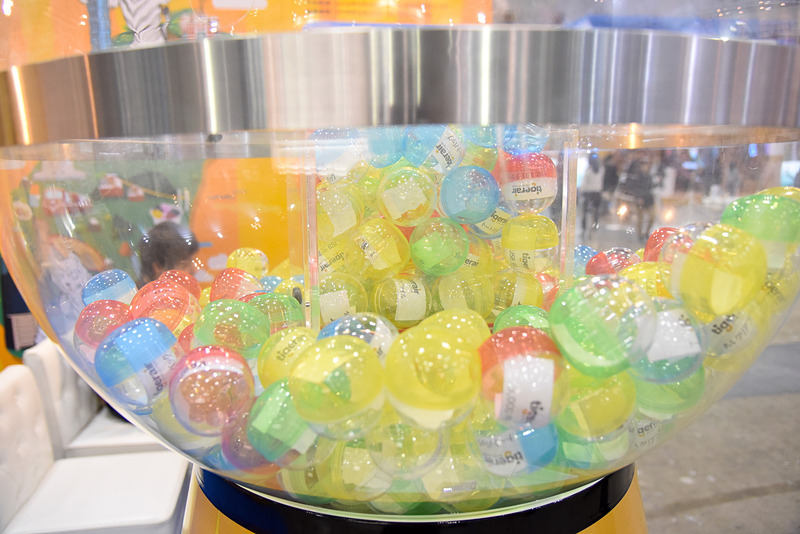 特大ガチャのなかにはクーポンからオリジナルグッズまで、種類豊富なプレゼントの券が詰まったカプセルが入っている