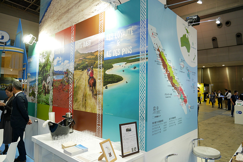 ブース内に島の地図や現地の写真を掲載し、最新情報を紹介