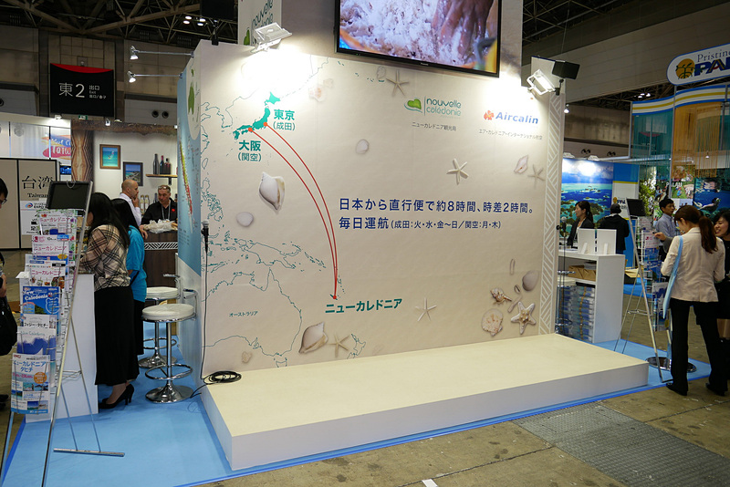 ブース正面のステージでは、ニューカレドニアのダンスが披露される予定