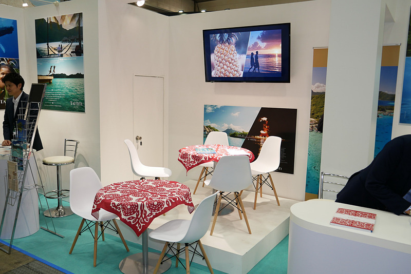 ブース中央のステージでは、一般公開日の午後にタヒチアンダンスが披露される予定