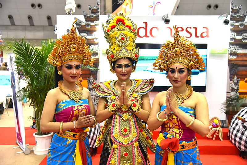 バリの民族衣装やヘッドドレス姿のきらびやかなダンサーたちが迎えてくれた