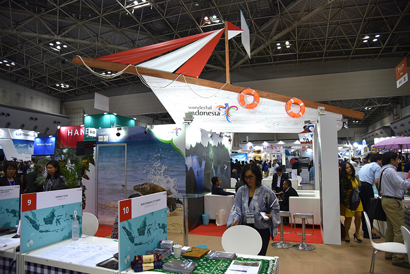 スクーナー船を中央にデザインした「ワンダフルインドネシア」ブース