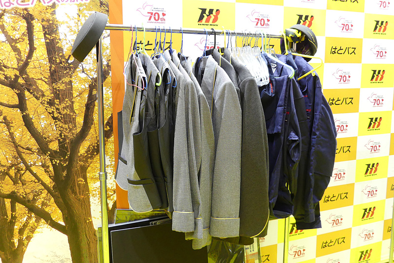 はとバスガイドさんの制服を着て、はとバスパンフレットの表紙になっている大きなパネルの前で記念撮影はいかが？　ちゃんとスカーフや帽子も用意されていますよ