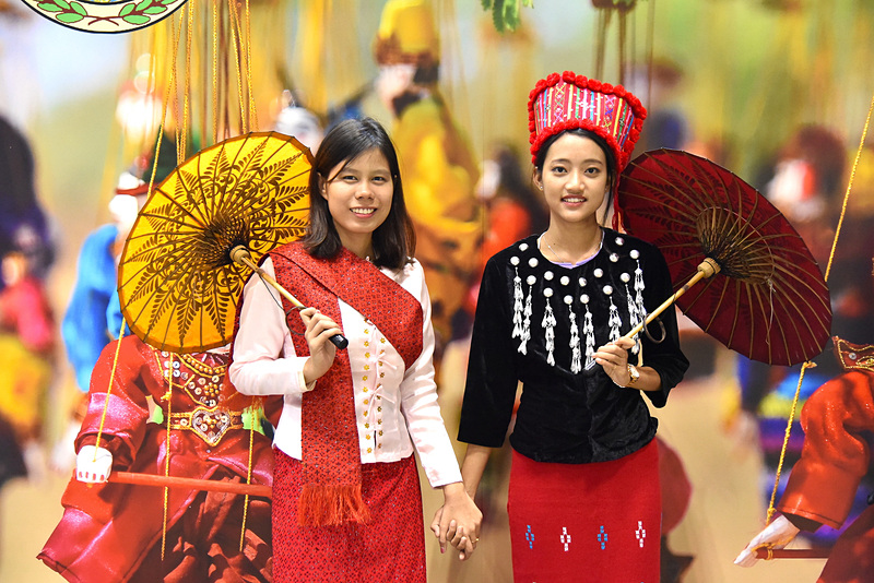 ビビットなカラーリングの民族衣装を着て記念撮影が楽しめる