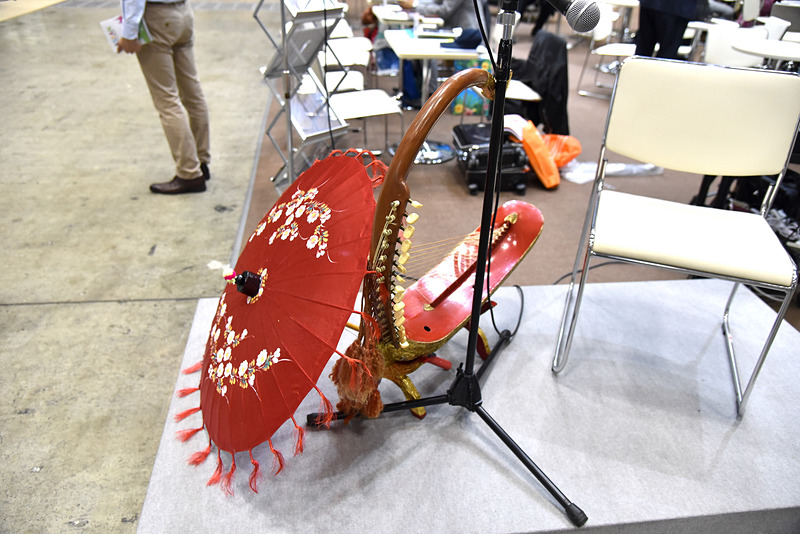 漆などで装飾が施された伝統楽器のサウン・ガウ