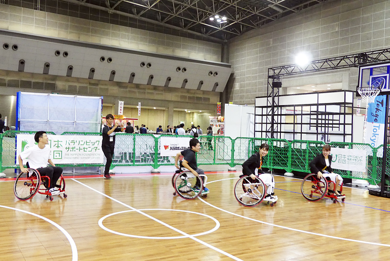 日本財団パラリンピックサポートセンターのプロジェクトリーダー、伊吹祐輔さんと車いすバスケットボールで使われる車いすで「鬼ごっこ」。鬼になった伊吹さんに全員あっという間に捕まりました