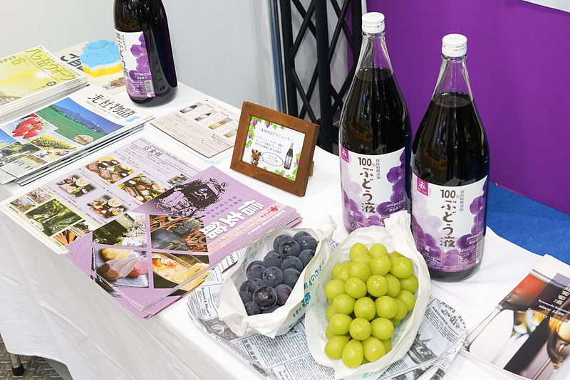 山梨ブースのぶどうジュースが出る蛇口で使われているアルプスワインの「ブドウ液」